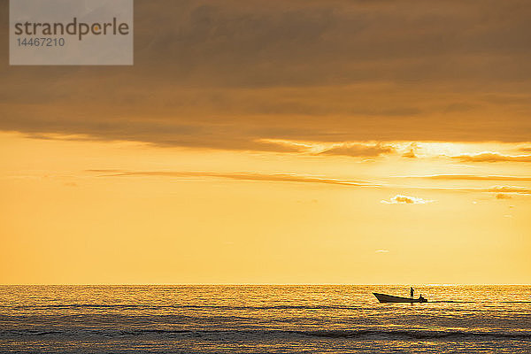 Mauritius  Westküste  Indischer Ozean  Strand von Trou aux Biches  Sonnenuntergang