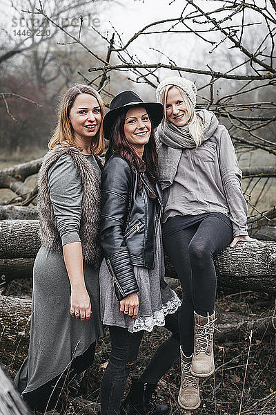 Gruppenbild von drei Freunden in herbstlicher Natur