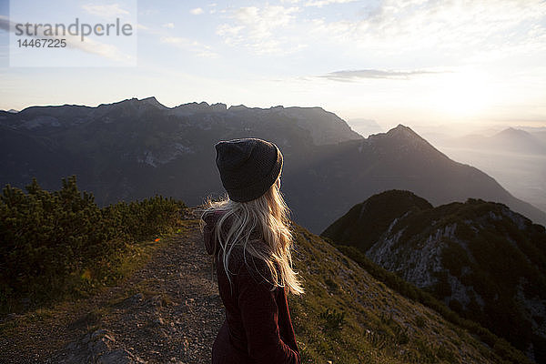 Österreich  Tirol  Wanderer genießt bei Sonnenaufgang die Aussicht auf den Achensee