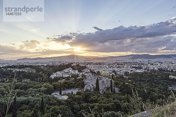 Griechenland  Athen  Stadtbild von der Akropolis mit Observatorium und Areopag bei Sonnenuntergang