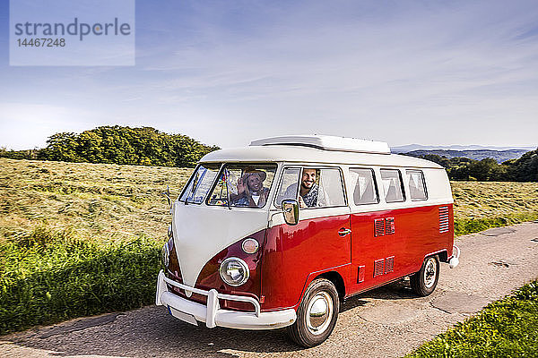 Glückliches Paar im Lieferwagen auf dem Land