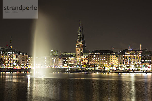 Deutschland  Hamburg  Blick auf Jungfernstieg und Hamburger Rathaus mit Binnenalster im Vordergrund