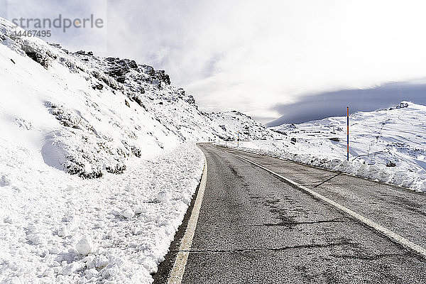 Spanien  Andalusien  Provinz Granada  Straße im Skigebiet der Sierra Nevada im Winter