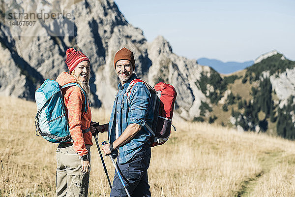 Österreich  Tirol  glückliches Paar auf einer Wanderung in den Bergen