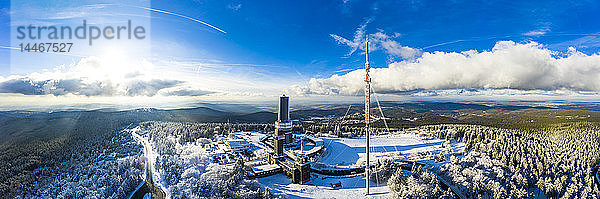 Deutschland  Hessen  Schmitten  Luftbild des Großen Feldbergs  Sendemast und Aussichtsturm im Winter