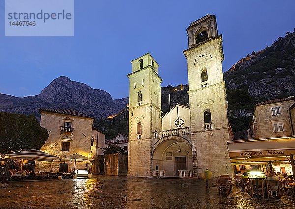 Montenegro  Kotor  Altstadt  Kathedrale des Heiligen Tryphon in der Abenddämmerung