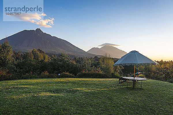 Ruanda  Virunga-Nationalpark  Sonnenschirm und Liegestühle im Garten des Luxushotels