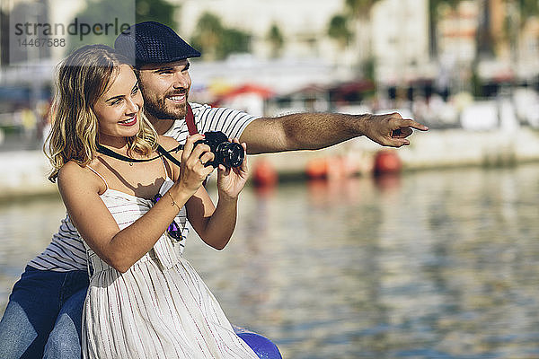 Spanien  Andalusien  Malaga  glückliches Touristenpaar beim Fotografieren am Hafen