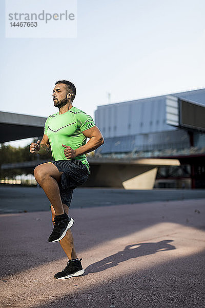 Sportlicher Mann beim Training  Laufen auf der Stelle