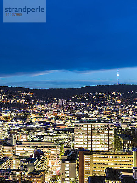 Deutschland  Stuttgart  Stadtbild in der Dämmerung