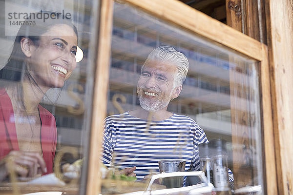 Treffen eines reifen Paares in einem Cafe