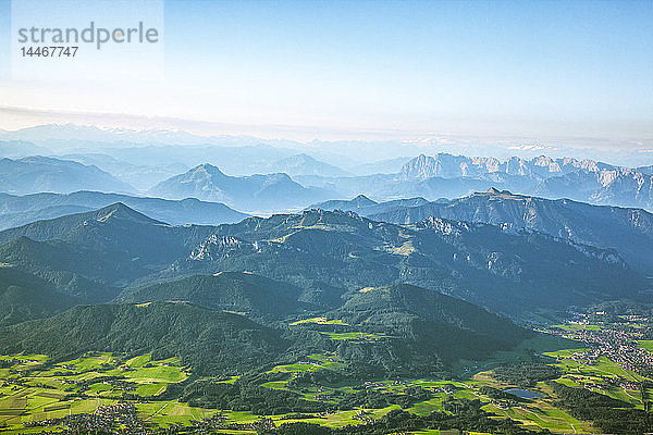 Deutschland  Bayern  Chiemgau  Prien  Luftaufnahme der Alpen  Kampenwand im Vordergrund  Kaisergebirge im Hintergrund