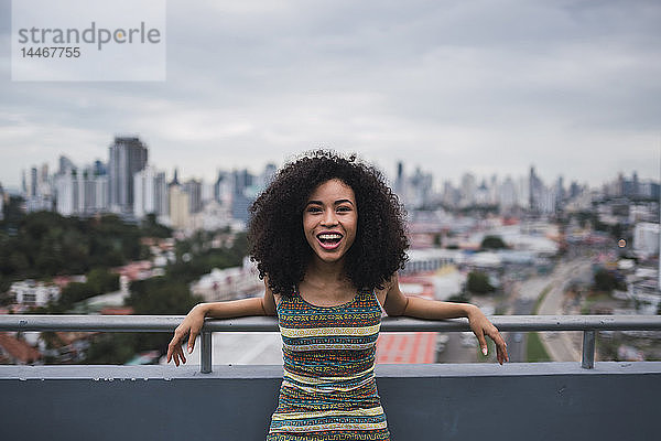 Panama  Panama City  Porträt einer lachenden jungen Frau auf dem Balkon