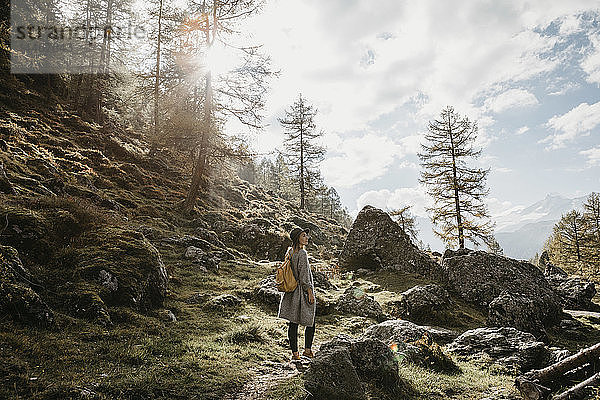 Schweiz  Engadin  Frau auf einer Wanderung in den Bergen