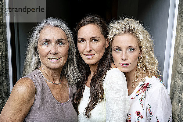 Porträt von drei lächelnden Frauen unterschiedlichen Alters