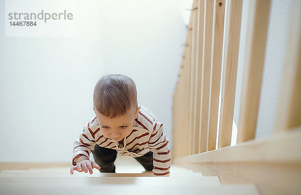 Kleinkind Junge steigt zu Hause die Treppe hoch