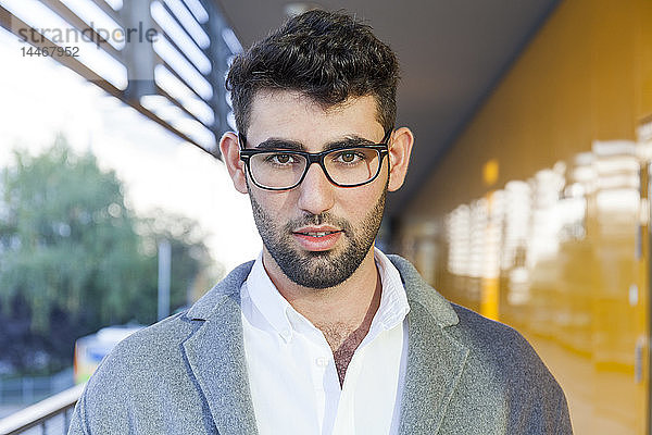 Porträt eines jungen bärtigen Geschäftsmannes mit Brille