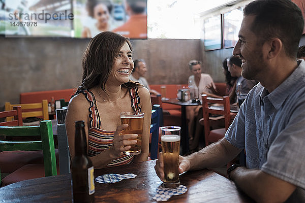 Glückliches Paar trinkt Bier in einer Bar
