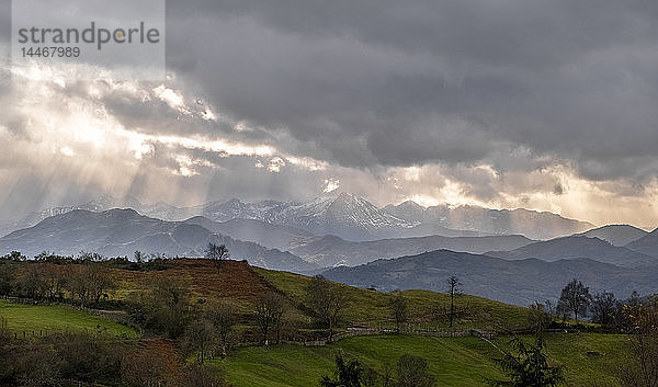 Spanien  Asturien  Berglandschaft  stürmischer Herbsttag