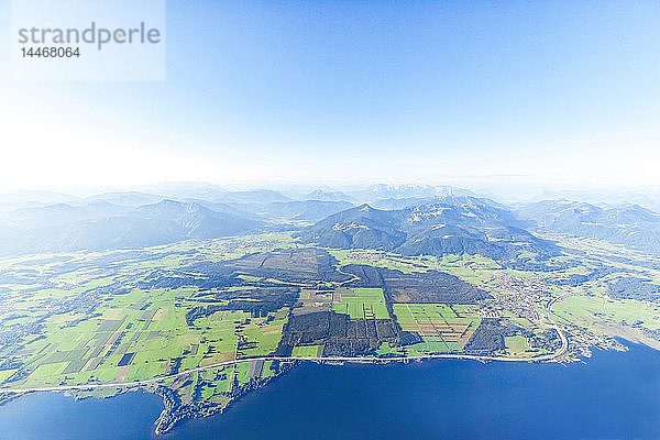 Deutschland  Bayern  Chiemgau  Luftaufnahme des Chiemsees  Alpen  Autobahn A9 und Bernau  Kampenwand und Alpen im Hintergrund