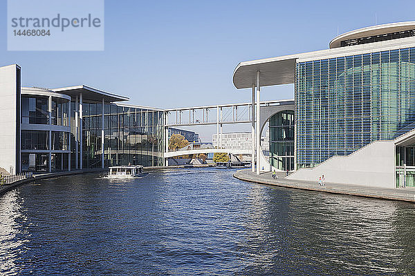 Deutschland  Berlin  Regierungsviertel  'Band des Bundes'  Brücke zwischen Ost und West  Paul-Loebe-Gebäude und Marie-Elisabeth-Lueders-Gebäude an der Spree