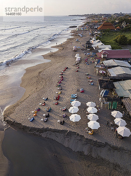 Indonesien  Bali  Canggu  Luftaufnahme des Strandes von Batu Bolong