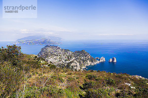 Italien  Kampanien  Capri  Anacapri  Faraglioni-Felsen  Blick vom Monte Solaro