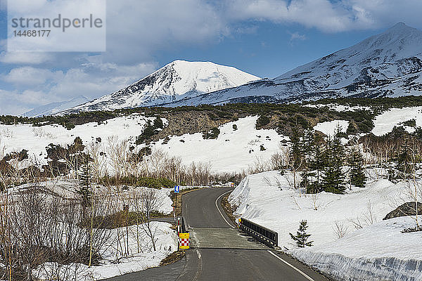 Hokkaido  schneebedeckte Berge im Daisetsuzan-Nationalpark