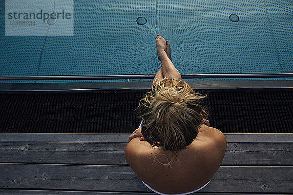 Frau beim Entspannen am Pool