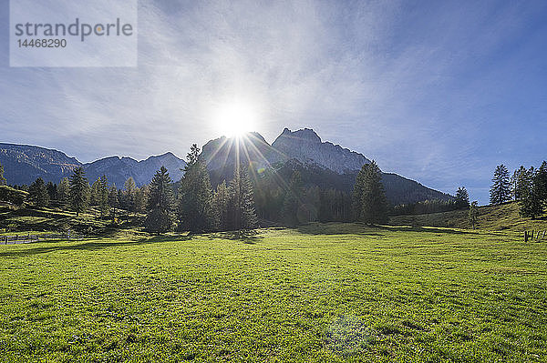 Deutschland  Bayern  Garmisch-Partenkirchen  Grainau  Wettersteingebirge im Herbst