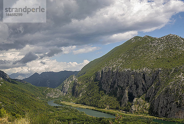 Kroatien  Dalmatien  Landschaft mit dem Fluss Cetina bei Omis