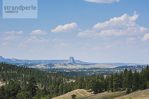 USA  Wyoming  szenisch mit Devils Tower National Monument im Hintergrund