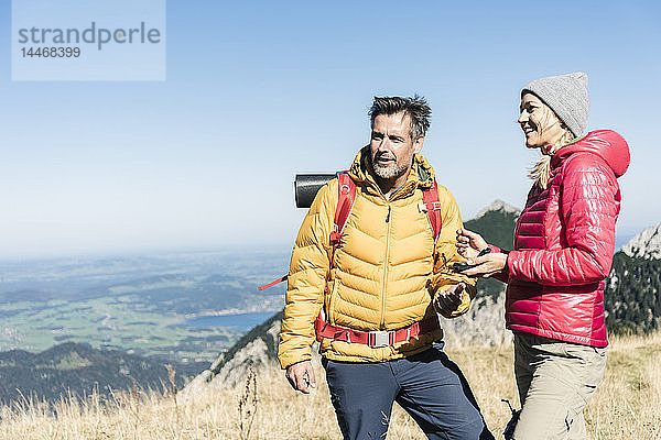 Österreich  Tirol  Paar mit Kompass Wandern in den Bergen