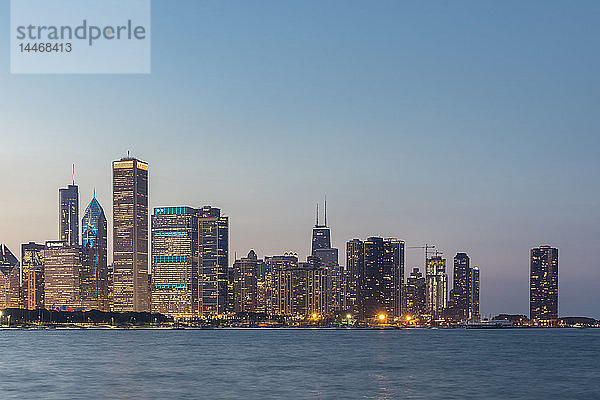 USA  Illinois  Chicago  Lake Michigan  Stadtbild zur blauen Stunde