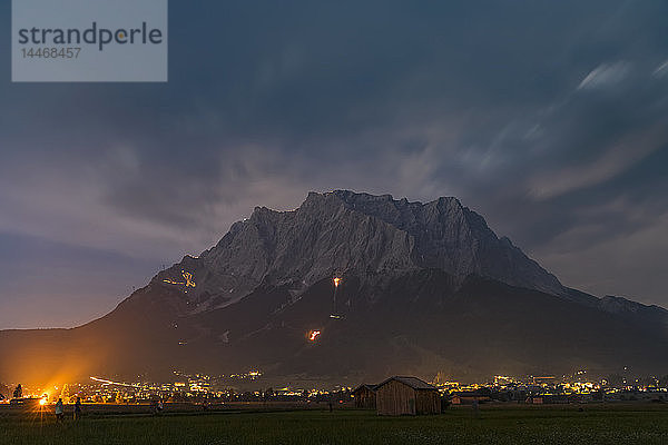 Österreich  Lermoos  Ehrwalder Becken  Ehrwald mit Mittsommerfeuer  Zugspitze