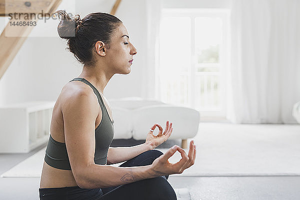 Sitzende Frau beim Üben von Yoga