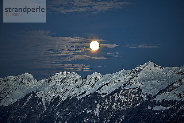 Schweiz  Bern  Hasliberg  Mond über schneebedeckten Bergen