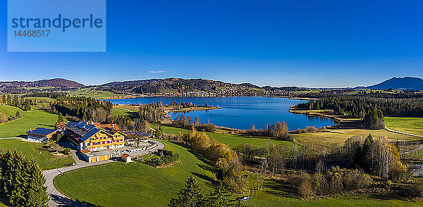 Deutschland  Bayern  Ostallgäu  Region Füssen  Hopfen am See  Luftaufnahme Hopfensee