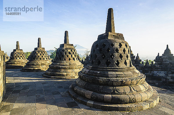 Indonesien  Java  Borobudur-Tempelkomplex  Stupas im frühen Morgenlicht