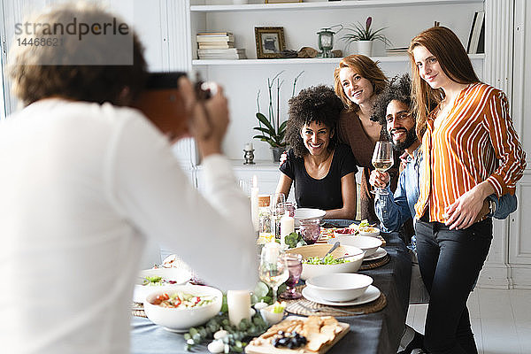 Freunde machen ein Gruppenfoto als Erinnerung an eine Dinner-Party
