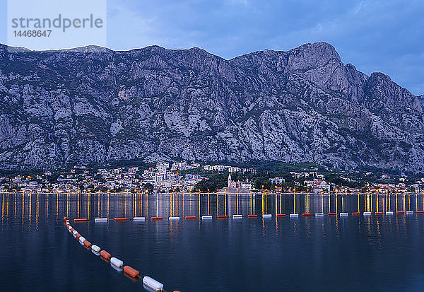 Montenegro  Bucht von Kotor  Dobrota zur blauen Stunde