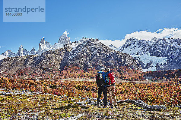 Argentinien  Patagonien  El Chalten  ein Paar auf einer Wanderung beim Küssen im Fitz-Roy-Massiv