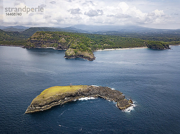 Indonesien  Bali  Karangasem  Luftaufnahme der Insel Pulau Paus und des Virgin Beach im Hintergrund