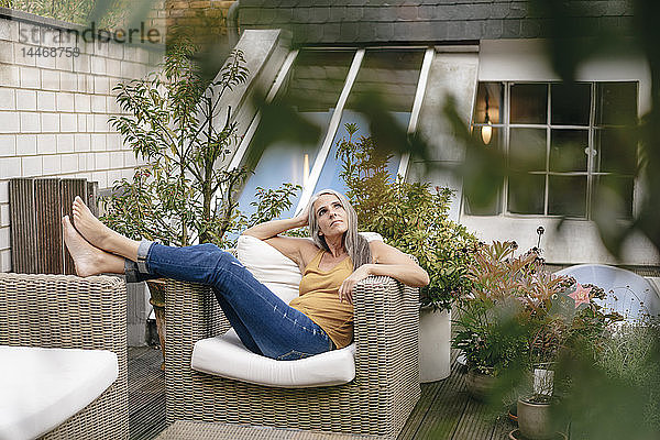 Frau entspannt sich auf der Terrasse
