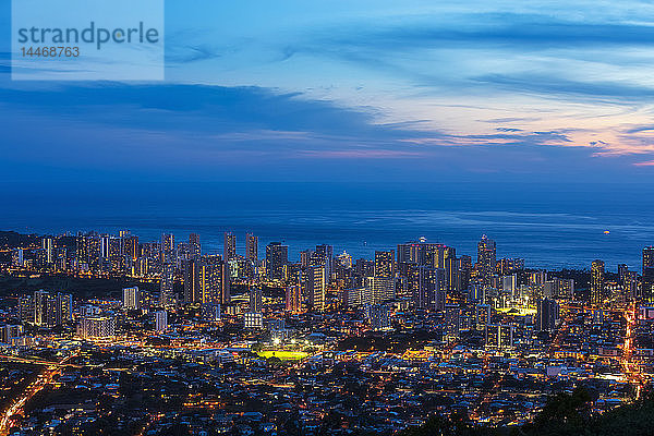 USA  Hawaii  Oahu  Pazifischer Ozean  Skyline von Honolulu  blaue Stunde nach Sonnenuntergang