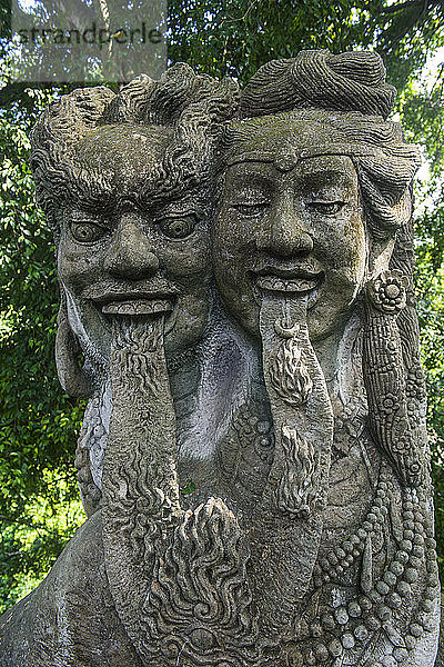 Indonesien  Bali  Ubud  Alte Steinstatue im Heiligtum des Heiligen Affenwaldes