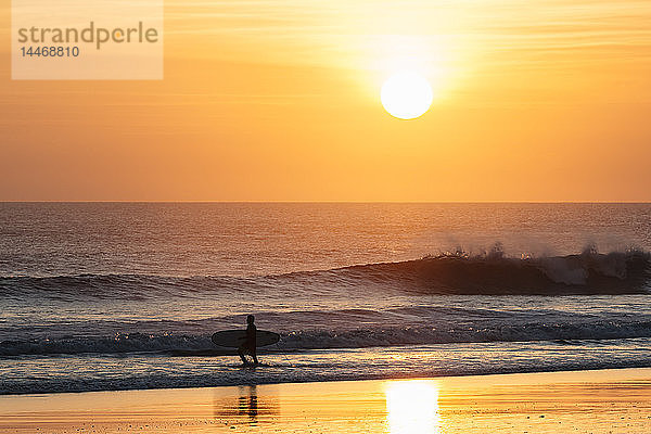Indonesien  Bali  Sonnenuntergang am Meer  Surfer am Strand