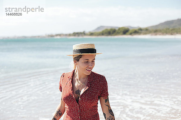 Spanien  Mallorca  Porträt einer tätowierten jungen Frau am Strand