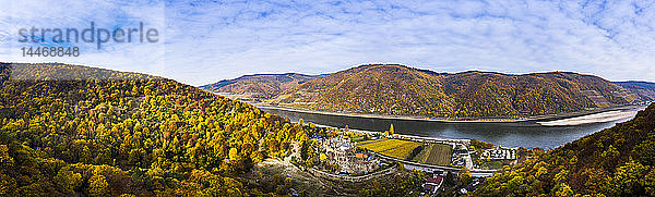 Deutschland  Rheinland-Pfalz  Trechtingshausen  Ansicht der Burg Reichenstein im Herbst