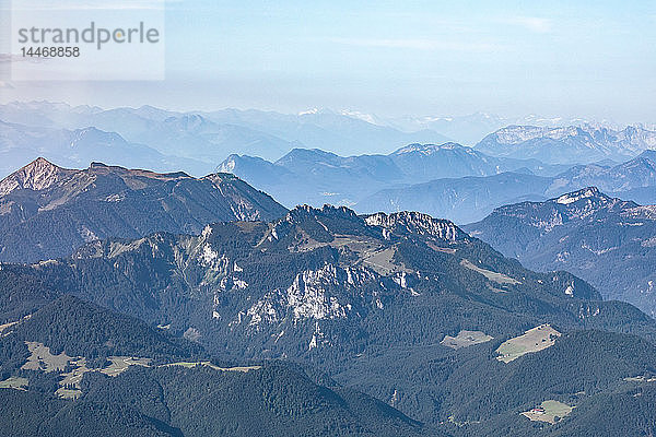 Deutschland  Bayern  Chiemgau  Bayerische Voralpen im Vordergrund  Alpen im Hintergrund